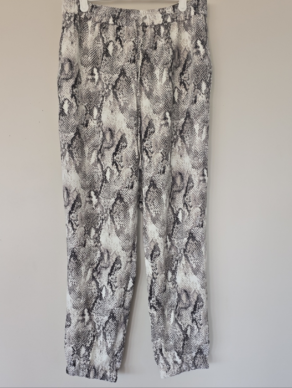 NWT Express Snake-Print High Rise Ankle Pants in Black, Grey and White. Medium.